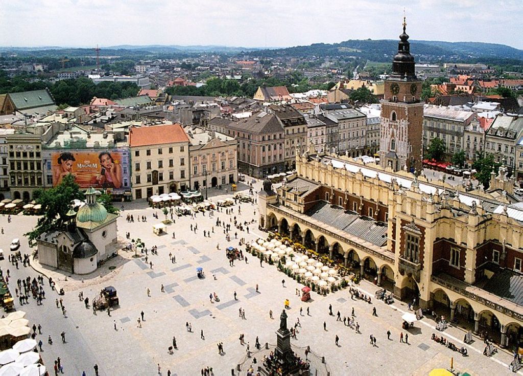 Kraków (Poland), Market square seen from tower of St. Mary church: Cloth Hall, Town Hall tower and St. Adalbert church. Centre Historique De Cracovie