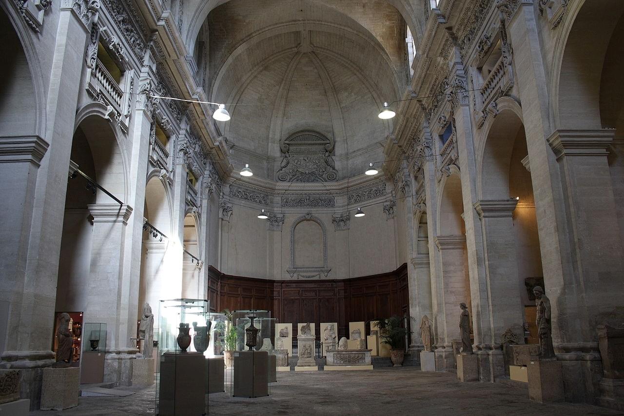 Lintérieur de léglise et lintérieur du musée
