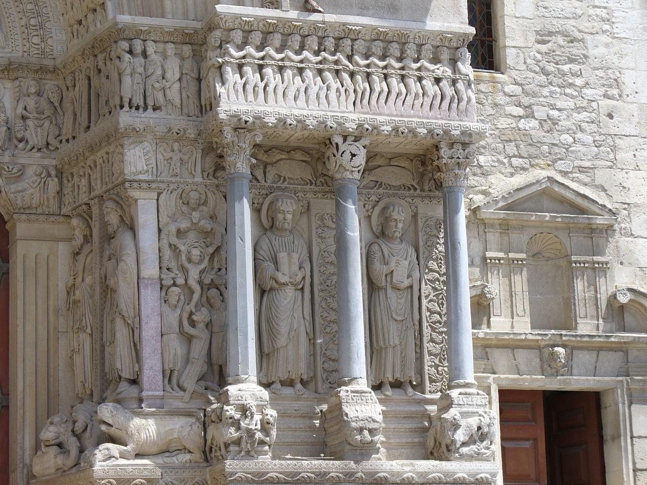 Les bas reliefs de la frise