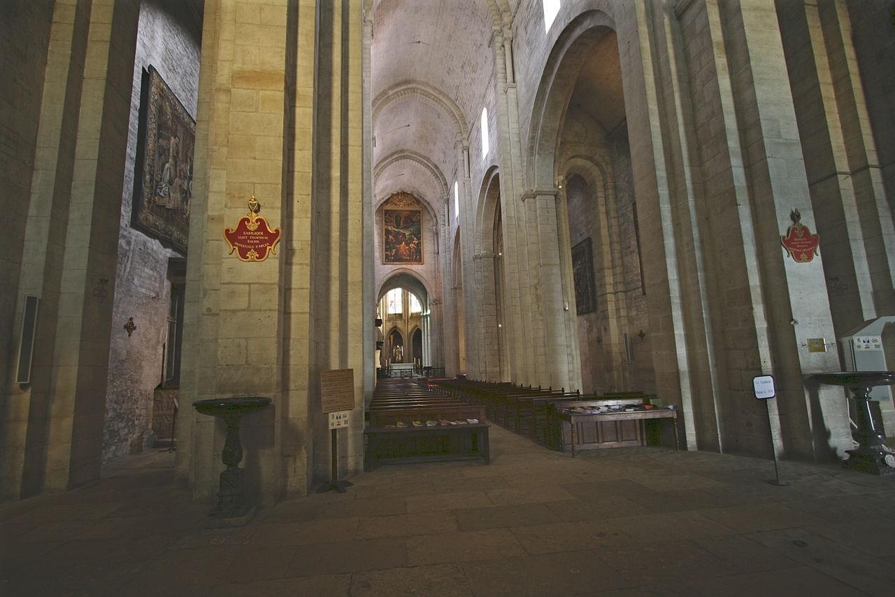 Lintérieur de léglise SaintTrophime
