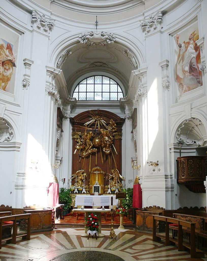 Lintérieur de léglise de la Sainte Trinité