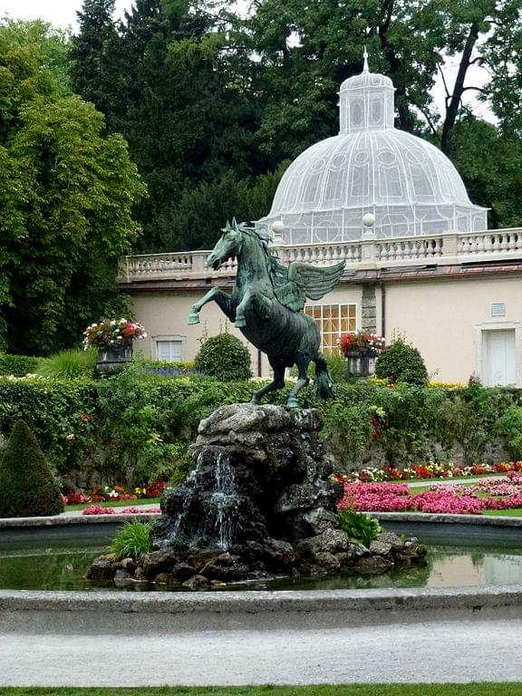 Le pavillon couronné de dôme métallique