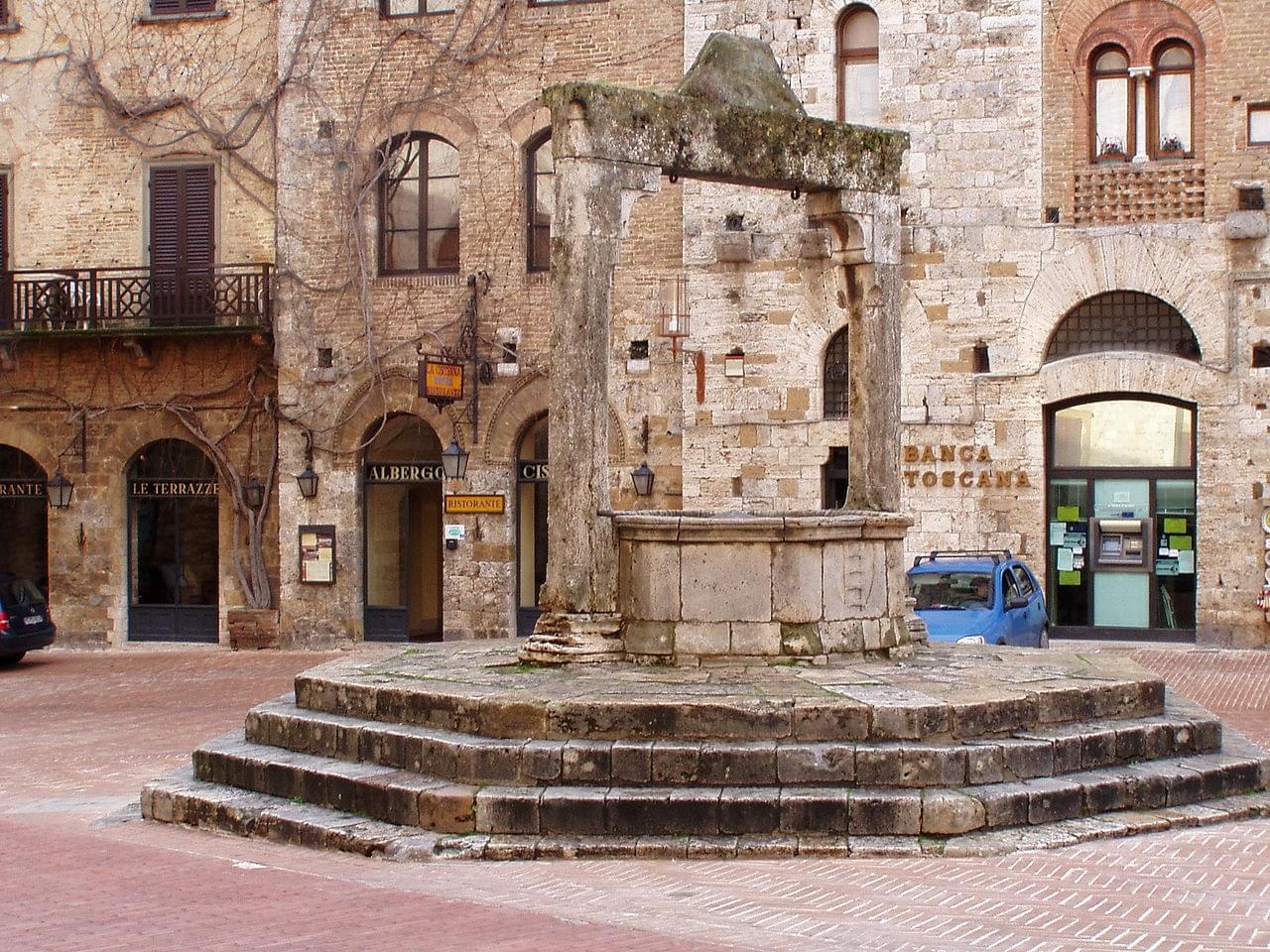 Les places de la Citerne et de la Collégiale