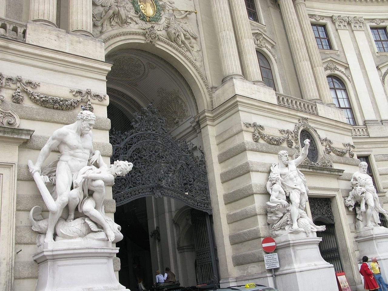 Les sculptures de la façade