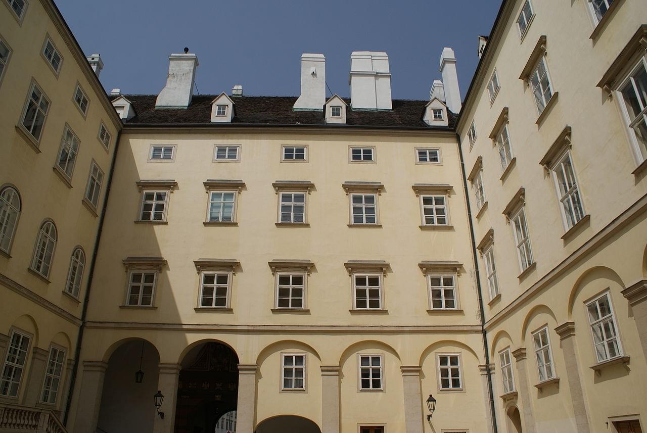Les façades qui enveloppent la cour