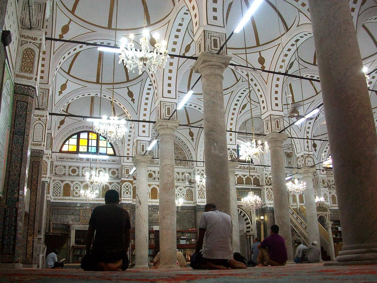 Lintérieur de la mosquée Caramanli