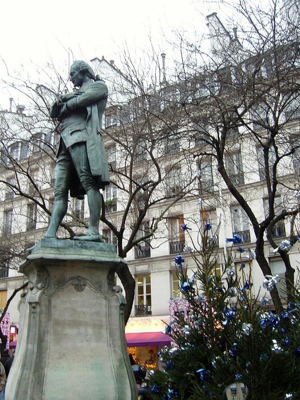 PARIS statue de Beaumarchais