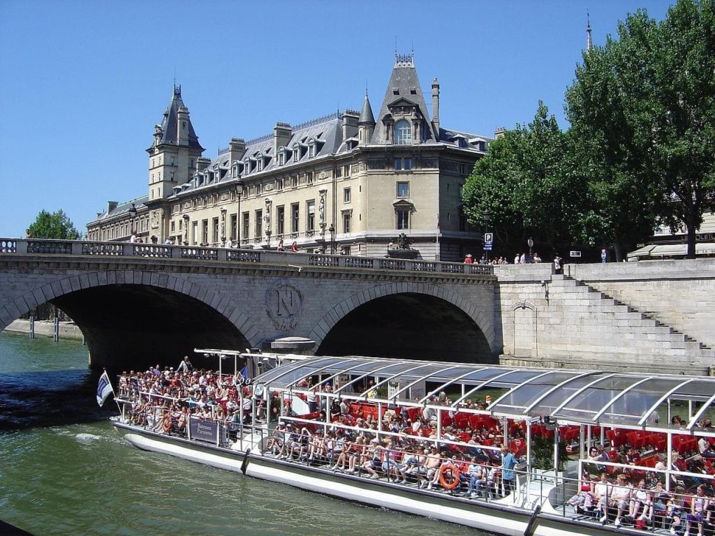 Les Bateaux Parisiens
