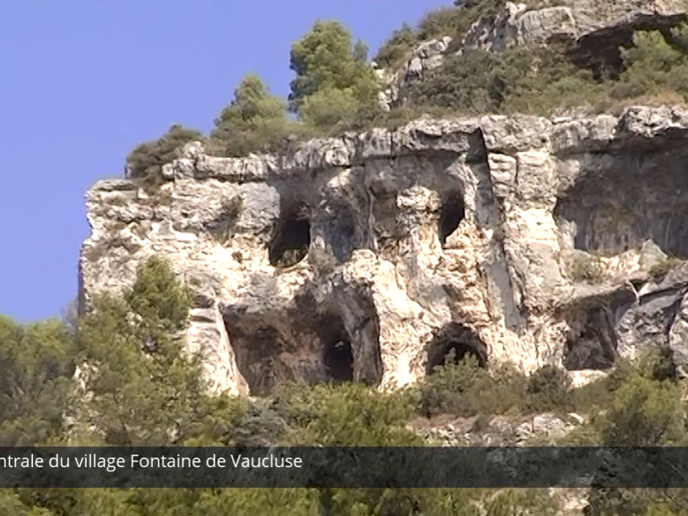 La place centrale du village Fontaine de Vaucluse
